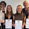 Schulleitung Sybille von Beck und ihr Stellvertreter Florian Lacler (hinten von links) freuen sich mit den Staatspreisträgerinnen Maja Oppermann, Amelie Karbacher, Verena Roth (bestes Examen) und Lea Höfer, die eine Auszeichnung für außerordentliches soziales Engagement bekommen hat (vorne von links).