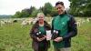 Schäferin Claudia Geiger aus Gemünden-Adelsberg und Oliver Kaiser, Geschäftsführer Naturpark Spessart, mit der Schafsalami "Salamäh".