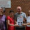 Eine Schulpartnerschaftsurkunde überreichten Anne Maar (von links), Leiterin des Fränkischen Theaters Maßbach, gemeinsam mit Uwe Gröschel an Carina Winnig, stellvertretende Konrektorin, und Eva Hornung, zuständig für das Schulspiel der Werner-von-Siemens-Realschule Bad Neustadt.