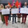 Scheckübergabe nach dem Taschenflohmarkt (von links): Anuschka Heid vom Büro International der Stadt Würzburg, Daniela Autering, Gleichstellungsbeauftragte für Frauen und Männer der Stadt Würzburg, Sabine Gemeindereferentin Sabine Mehling-Sitter, Referentin für Frauenseelsorge, Birgit Becker, Michael Stolz (Verein MWANZA), Elke Schrapp (KDFB), Pastoralreferent Burkhard Pechtl von der Diözesanstelle Weltkirche und Adelgunde Wolpert (KDFB).