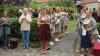 Auf dem Platz neben der Kirche findet der Empfang zum Wiesenbronner Weinfest statt, bevor es zum Festgelände im Seegarten geht. Die örtliche Weinprinzessin Anna Stock (vorne) hieß zusammen mit den Weinhoheiten des Hofstaates und Bürgermeister Volkhard Warmdt die Gäste willkommen