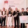 Am Ehrenamtsfest der Stadt Würzburg beteiligt waren (von links) Sabine Klingert-Ullherr (Aktivbüro), Sozialreferentin Hülya Düber, Jürgen Gräf (Verleihung goldene Ehrenamtskarte), Gaby Sillmann (Verleihung blaue Ehrenamtskarte), Alfred Friederich (Verleihung goldene Ehrenamtskarte), Elisabeth Nikolai (Verleihung goldene Ehrenamtskarte), Kristin Funk (Aktivbüro) und Oberbürgermeister Christian Schuchardt.