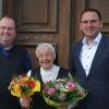 Glückwünsche zum 85. Geburtstag: Pfarrer Jürgen Thaumüller, Schwester Dietheide Berber und Bürgermeister Tobias Blesch (von links).