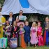 Freudige Gesichter bei der Preisverleihung im Familienzentrum Würzburg: Lisa Scholz (links) von der Vernetzungsstelle Kita- und Schulverpflegung Unterfranken gratulierte den strahlenden Kindern und (hinten, ab Zweite von links) Erzieherin Seyma Akdeniz, Praktikantin Svenja Wolz und Kinderpflegerin Hannah Newborn zu ihrem Gewinn.