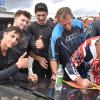 Das Fahrerteam erfüllte am Ende der Show gerne noch Autogrammwünsche. Das Fahrerteam erfüllte am Ende der Show gerne noch Autogrammwünsche.