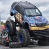 So furchterregend wie spektakulär: Ein Monster-Truck zerquetscht bei der großen Stunt-Show in Knetzgau normale Autos.