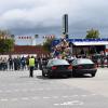 Nervenkitzel pur: Ein Motorrad fliegt über zwei Autos hinweg. Nervenkitzel pur: Ein Motorrad fliegt über zwei Autos hinweg.