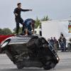 Artisten wagten gekonnte Stunts auf dem Auto in Schräglage. Artisten wagten gekonnte Stunts auf dem Auto in Schräglage.