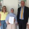 Für die beste Leistung im Fach "Ernährungslehre und Chemie" wurde die Abiturientin ausgezeichnet (von links): Magdalena Rothengast, Koordinatorin Prävention in Lebenswelten AOK Heilbronn-Franken, Kerstin Lanig, Abteilungsleitung berufliches Gymnasium, Preisträgerin Fatbarda Shala, Wolfgang Herz, Leiter AOK-Kundencenter Bad Mergentheim und Schulleiterin Anke Mund.