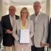 Zur Vertragsunterzeichnung im Residenzschloss Mergentheim kamen (von links) Landrat Christoph Schauder, Oberbürgermeister Udo Glatthaar, Ministerialrätin Juliane Weckerle sowie die Vorstandsmitglieder des Deutschordensmuseumsvereins, Gernot-Uwe Dziallas und Volker Sturm, zusammen.