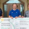 Große Freude herrschte bei der SpVgg Adelsberg, als Yvonne Söser vom Bayerischen Fußballverband den symbolischen Teilnahmegutschein überbrachte. Das Foto zeigt (von links): Yvonne Söser, Spielführerin Wilma Franz, Abteilungsleiterin Yvonne Hemmerich. 