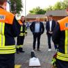 Freuen sich über den neuen Schwimmsauger: Feuerwehrkommandant Timo Kolano (hinten links) und Bürgermeister Michael Kraus (rechts daneben). Danke sagten beide Michael Scherl von der Versicherungskammer Bayern.