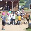 Geduldig warten die Ferienspaßkinder, die gerade keine Aufgabe haben, bis sie an der Reihe sind, natürlich gesichert mit Helm und entsprechendem Vorwissen. Geduldig warten die Ferienspaßkinder, die gerade keine Aufgabe haben, bis sie an der Reihe sind, natürlich gesichert mit Helm und entsprechendem Vorwissen.
