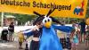 Im Bild: Chessy mit weiblichem Fan.