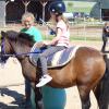 Spielerisch erfahren die Kinder den Umgang mit den Pferden beim Reiten wie beim Führen, hier mit Pony Charly.