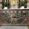 In anderen Rokokokirchen kaum noch zu finden: Altar - Antependium, mit gemalten Blumen und Bandwerk im Stile des Rokoko. In anderen Rokokokirchen kaum noch zu finden: Altar - Antependium, mit gemalten Blumen und Bandwerk im Stile des Rokoko.