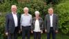 Elfriede und Reiner Schuster sind seit 60 Jahren glücklich verheiratet. Zur Diamantenen Hochzeit gratulierten auch der stellvertretende Landrat Oskar Ebert (rechts) und Bürgermeister Günther Werner (links).