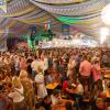 Beim Auftritt der "Rebellen" am Montagabend feierten die Besucherinnen und Besucher auf den Bänken.