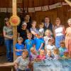 Die Kinder im Waldkindergarten Gerolzhofen freuten sich zusammen mit dem pädagogischen Team und dem Vorstand über den Besuch von Verkaufsleiter Lutz-Ulrich Schott (Dritter von rechts) und Melissa Bryant-Pohli (Zweite von rechts).