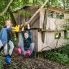 Vom Baumhaus und dem gesamten Campingplatz Weihersee in Ebrach begeistert sind (von links) Helena, Katharina und Pauline.