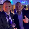 Daumen hoch für eine erfolgreiche Saison der Spielgemeinschaft Sulzfeld/Merkershausen: Stefan Schmitt (rechts, Fußball-Abteilungsleiter des ASV Sulzfeld), hier im Juni 2022 in prominenter Gesellschaft mit Christian Heidel, Vorstand Sport und Kommunikation beim Bundesligisten FSV Mainz 05.