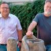 Der Steinmetz- und Bildhauermeister Siegbert Lenhardt (rechts) übergab einen Eulenbaum für die Stadt Hofheim an Bürgermeister Alexander Bergmann.