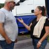 Joachim Krines war immer im Gespräch mit Helfern wie hier mit Susanne Rösner aus Schweinfurt, die schon Material und LKW zur Verfügung stellte. Joachim Krines war immer im Gespräch mit Helfern wie hier mit Susanne Rösner aus Schweinfurt, die schon Material und LKW zur Verfügung stellte.