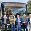 Über die neue Direktverbindung zwischen Kleinrinderfeld und Kirchheim freuen sich (von links) Landrat Thomas Eberth, der Kirchheimer Gemeinderat Thomas Haaf, Kirchheims Bürgermeister Björn Jungbauer, sein Stellvertreter Edwin Engert, der Bürgermeister von Kleinrinderfeld Harald Engbrecht und Dominik Stiller, Betriebsleiter der APG. 
