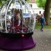 Scheinbar schwebend bewegte sich der "Living Show Globe" bei Annotopia durch den Kurpark von Bad Mergentheim.