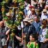 Mit Blumen werden die zurückkehrenden Wallfahrer traditionell in der Semmelstraße begrüßt. Mit ihrer Ankunft dort beginnt die Zwiebelkirchweih. Für die Wallfahrer aber beginnt erst noch der Abschlussgottesdienst.