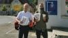 Infos zum Thema Schutz vor Hitze und Sonne: Stephan Schmitt, regionaler Ansprechpartner des Bayerischen Apothekerverbands, und Benjamin Herrmann, Geschäftsstelle Gesundheitsregionplus mit den „Sonnenschutz-Goody-Bags“.