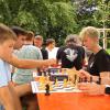 Zu Denksport im Grünen hatte der Schachclub 1979 Arnstein bei schönem Sommerwetter an den Badesee ein. Hier spielen gerade Julian Rath und Sandra Rumpel sowie Daniel San Pelegrini und Katharina Senft beim Blitzschach gegeneinander.