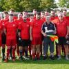 Mit einem Präsentkorb verabschiedeten die Spieler der DJK Schondra um Vorsitzenden Michael Schröter und Abteilungsleiter Günther Schneider ihren Albert Platzer.