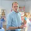 Olaf Zieseniss mit einer Sun-Loving-Malibu-Barbie, von denen er in seiner Kindheit eine besaß. Inzwischen hat sich der „Puppendoktor“ eine Sammlung zugelegt.
