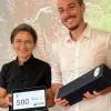 Martina Klärle, Präsidentin Rotary Club Bad Mergentheim, und Clemens Rossmanith, Vorsitzender des Vereins EcoHimal bei der Spendenübergabe.
