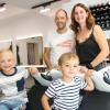 Nebenzimmer verkleinert, Salon gebaut. Eva und Sebastian Roß freuen sich mit Moritz (links) und Leo sehr über die Eröffnung von Hair Art in Neudorf. 