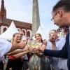 Die bayerische Staatsministerin für Digitales Judith Gerlach und die Würzburger Weinprinzessin Francesca I. eröffneten am Donnerstag (24.08.23) mit zahlreichen Gästen aus Politik und Gesellschaft am Obelisken auf dem unteren Markt in Würzburg die alljährliche  Weinparade. Das Weinfest in der Innenstadt geht bis zum Sonntag, 3. September.