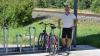Bürgermeister Marco Heinickel (das Rad im Ständer ist nicht seines) freut sich über die neuen Fahrradständer am Bahnhof in Burglauer. Auch auf das neue Beschilderungskonzept ist er stolz. 