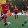 Diesmal blieb er ohne Treffer: Tyrell Walton (links) von der FT Schweinfurt, bisher mit sechs Saisontoren, geht hier gegen Niclas Kiefer (Alemannia Haibach) ins Dribbling.