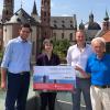Bei der Spendenübergabe zur Renovierung des historischen Klaviers im Matthias-Claudius-Heim (von links): Andreas Mahler, Barbara Neudeck, Christian Meyer-Spelbrink, Erich Beck