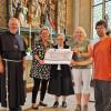 Präses Pater Maximilian M. Bauer (von links), Miriam Christof (Elisabethenstube Würzburg), Schwester Hermana Sauer (Theresienstube Schweinfurt), Präfektin Barbara Schebler sowie Wallfahrtsleiter Michael Seufert bei der Spendenübergabe.