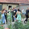 Eine in der Form ungewöhnliche, wie schöne Tradition: Der Schlosstanz am Kirchweih-Montag in Rüdenhausen. Elf Paare drehten diesmal ihre Runden im Schlosshof.