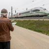 Seit April 2022 fahren auf der neuen Bahnstrecke Regionalbahnen, Güterzüge und ICEs – bei Kemmern in Oberfranken mitten über das Grundstück von Michael Dorsch und seinen Miterben.