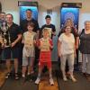 Siegerbild von links: Team Gemeinderat mit Alfred Kaiser, Jan Scharding (auch bester Einzelspieler), Elmar Breun und Dittmar Balling; Team FC Hendungen Jugend mit Raphael Scharding, Johannes Scharding und Emil Balling (es fehlt Leon Bucher); Sabrina Elbert als 1. Vorsitzende vom DC Hau Wech ... e.V. und Team Kleintierzüchter Damen mit Monika Geuppert, Heidrun Kaiser und Elvira Reder; es fehlt der jüngste Einzelspieler Leopold Bach.
