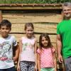 Das Foto zeigt Schüler zusammen mit Boris Göbel bei der Aufstellung des Insektenhotels am Mehrgenerationenplatz. 