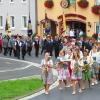 Mit musikalischer Begleitung der Obererthaler Dorfmusik und zahlreichen Vereins- und Kameradschaftsbannern zog der Jubel-Verein durch den Ort zum Kriegerdenkmal.