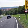 Die Geschwindigkeit ist auf 70 Kilometer pro Stunde beschränkt: Ob es jetzt weniger Unfälle an der Einmündung zur B 279 gibt (Hintergrund), wird sich zeigen