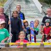 Auf dem Foto hinten von links: Tobias Rehm (1. Vorsitzender WSC Bischofsheim e.V.), Fabian Voll (WSC Bischofsheim e.V.), Nico Chlebowy (Referent Sprunglauf RWV Haselbach e.V.), mit den teilnehmenden Kindern.