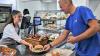Statt Currywurst gibt es Salat und frische Brötchen: Hausgärtner Frank Berlip genießt das gesunde Essen aus regionalen Zutaten bei Labor LS.