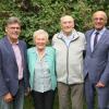 Gerda und Manfred Karg aus Neuschleichach feierten das Fest der Eisernen Hochzeit. Dazu gratulierten auch Bürgermeister Thomas Sechser (links) und Landrat Wilhelm Schneider (rechts).